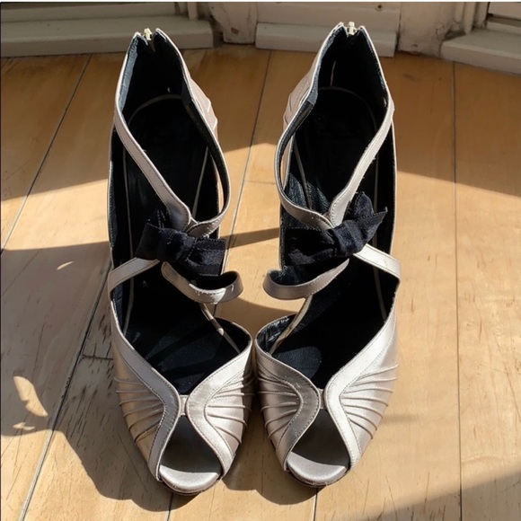 Authentic Gucci rare peep-toe grey satin heels - Picture 2 of 8